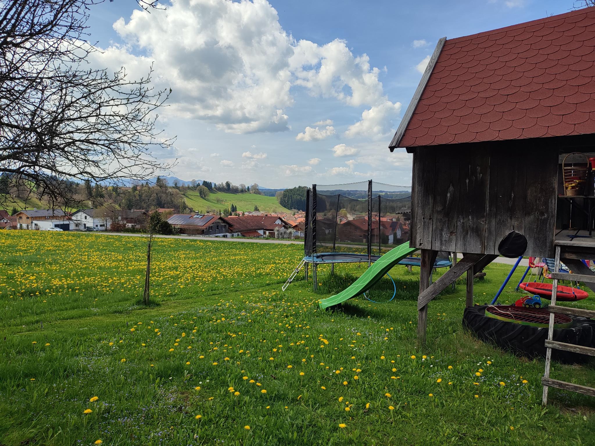 Wiese mit Zelten