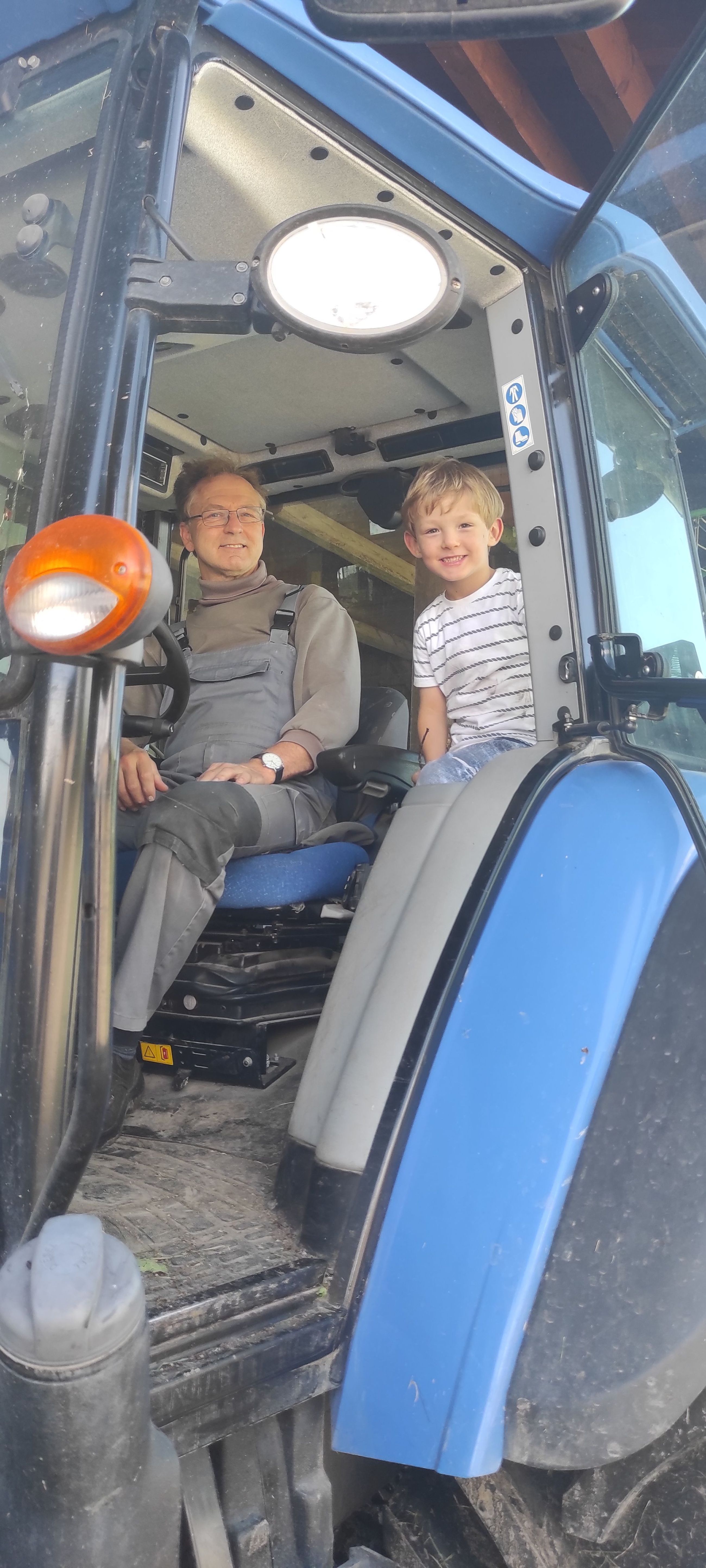 Traktor fahren auf dem Sonnenhof